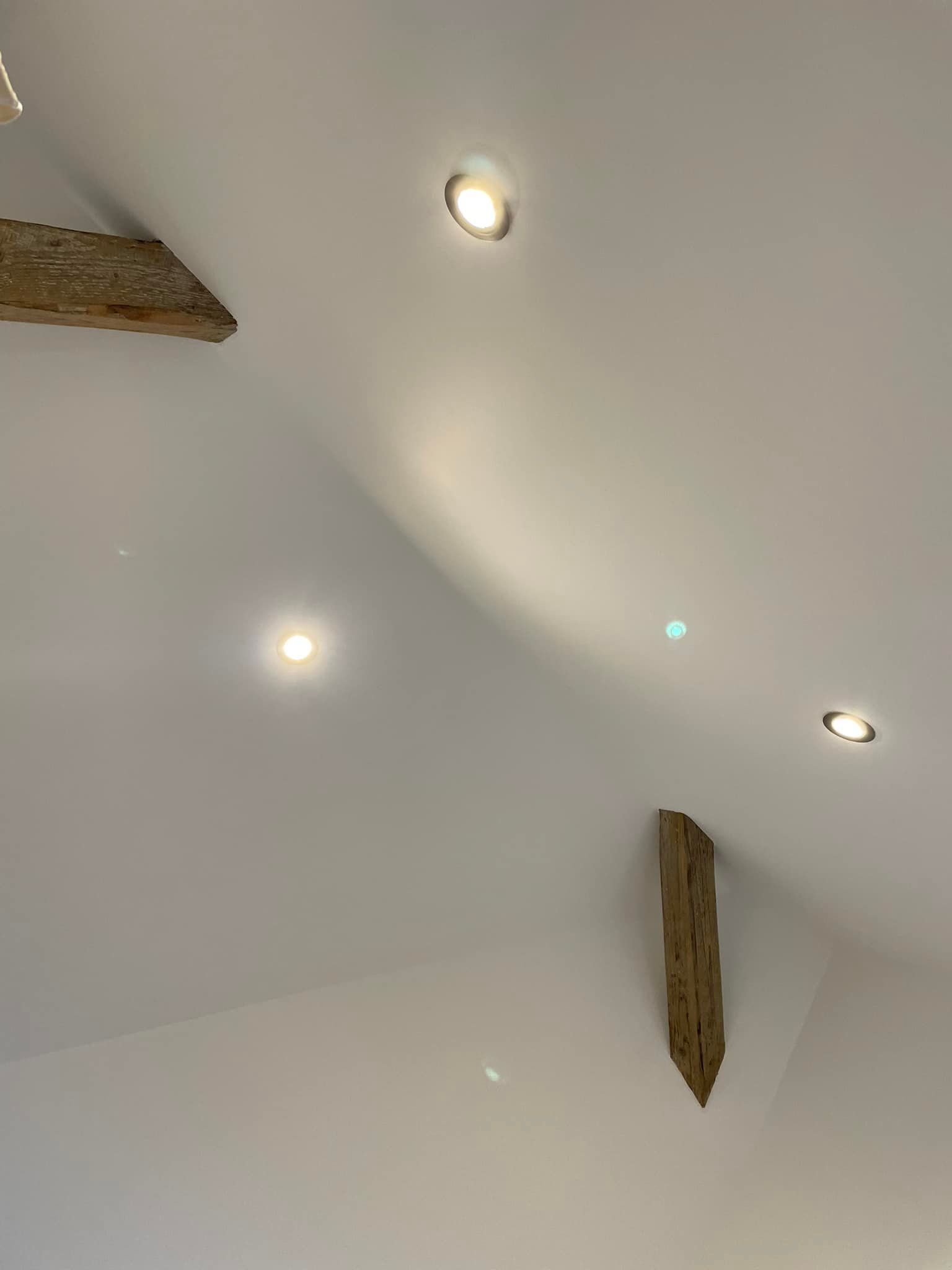 Plafond avec LED et poutres en bois