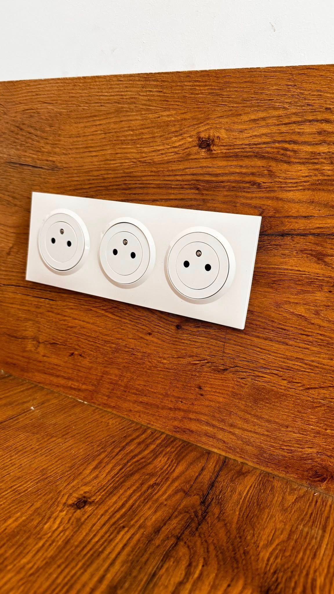 Prises modernes sur un mur en bois