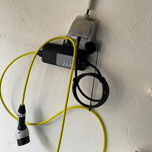 Borne pour véhicule électrique, câblage et prise