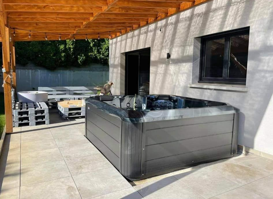 Spa sur une terrasse