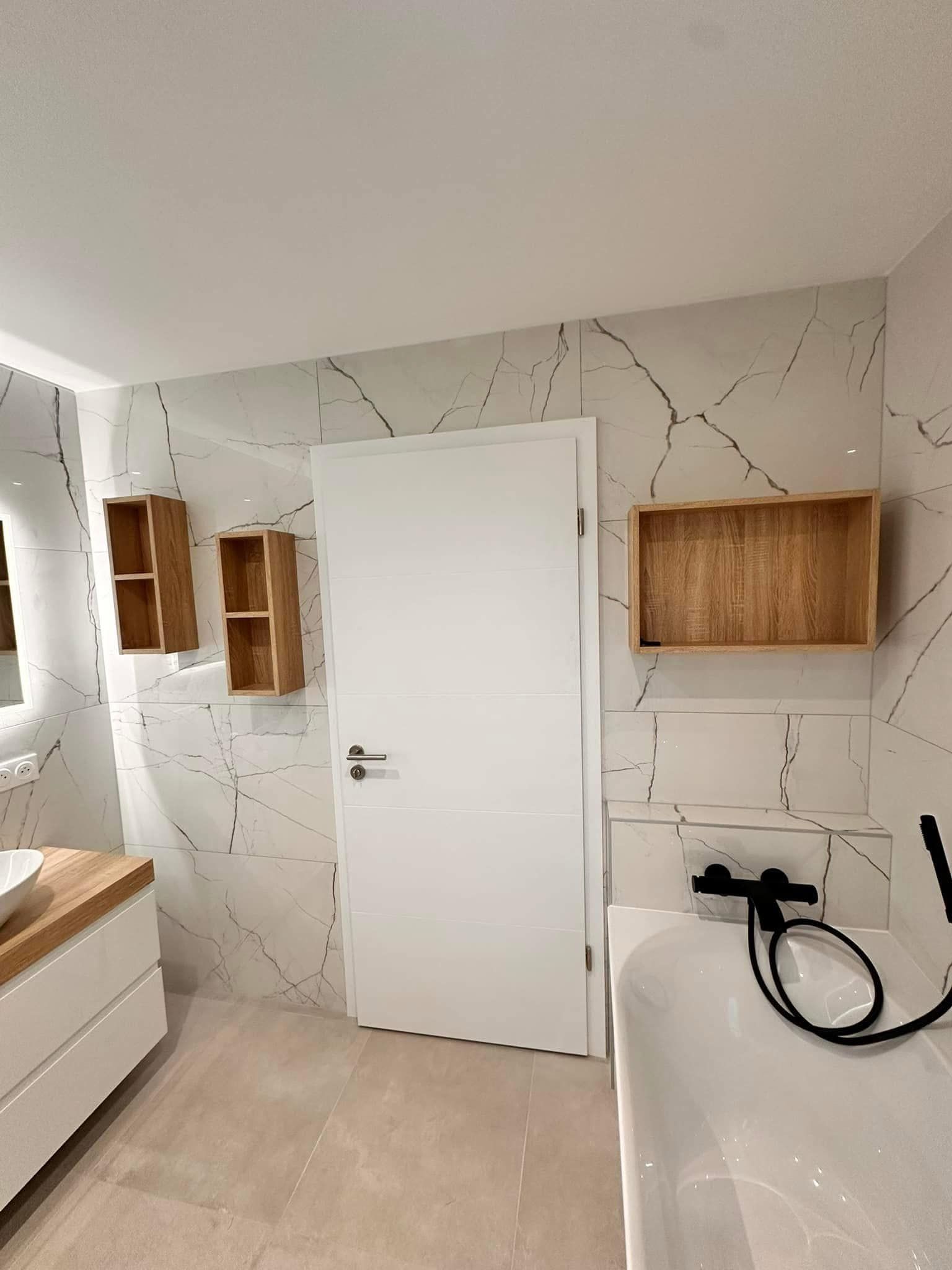 Meubles en bois et revêtement en marbre