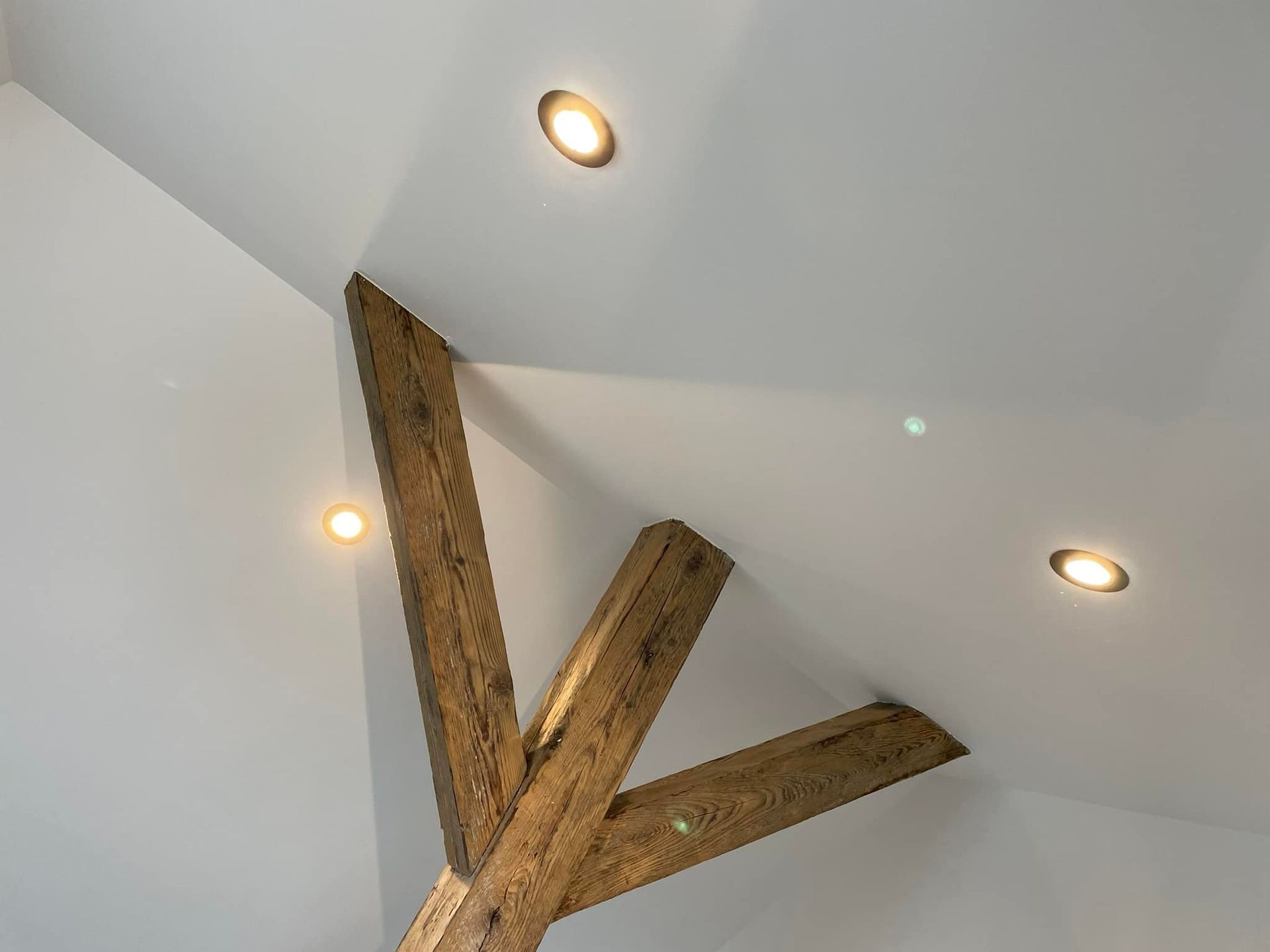 Spots LED au plafond