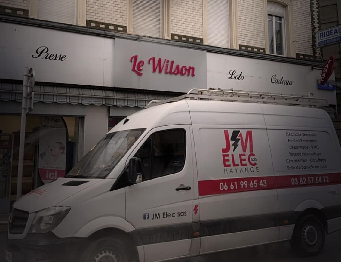 Véhicule de la société devant un magasin de presse