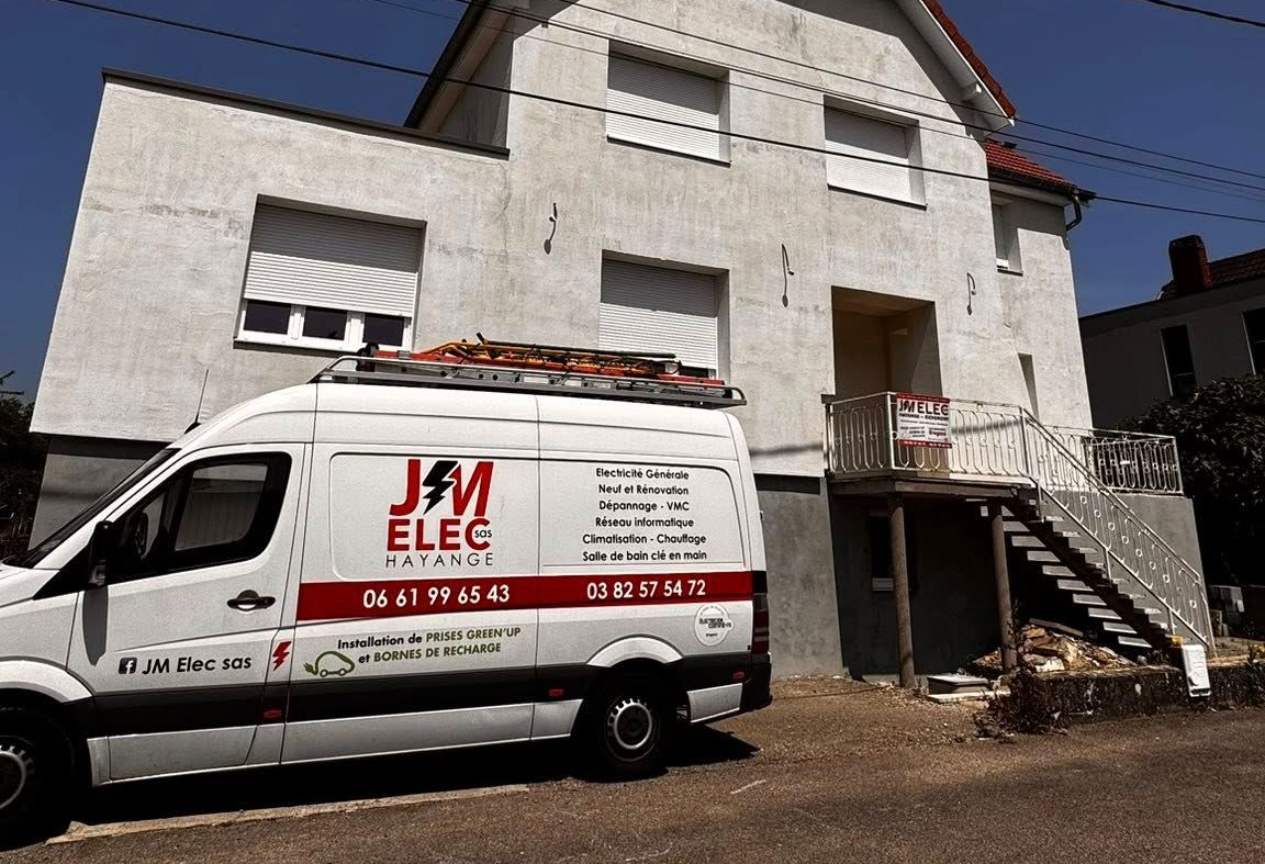 JM Elec devant une maison en construction