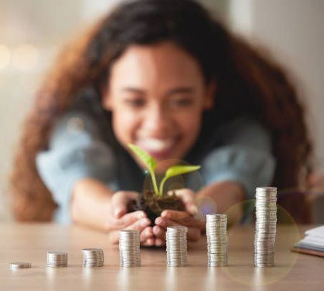 Femme épanouie qui tient une plante dan sa main
