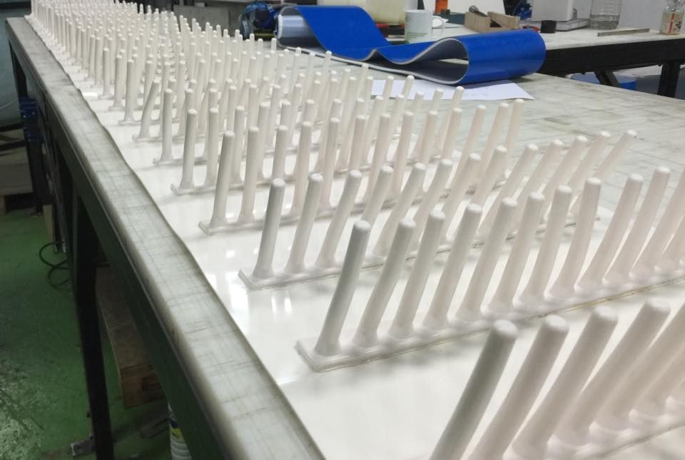 Una mesa con un montón de tubos de plástico blanco encima.