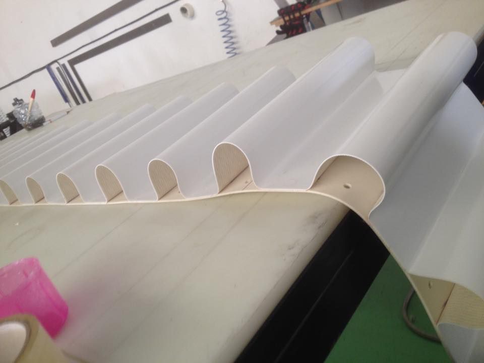 Un montón de tubos blancos están sobre una mesa.