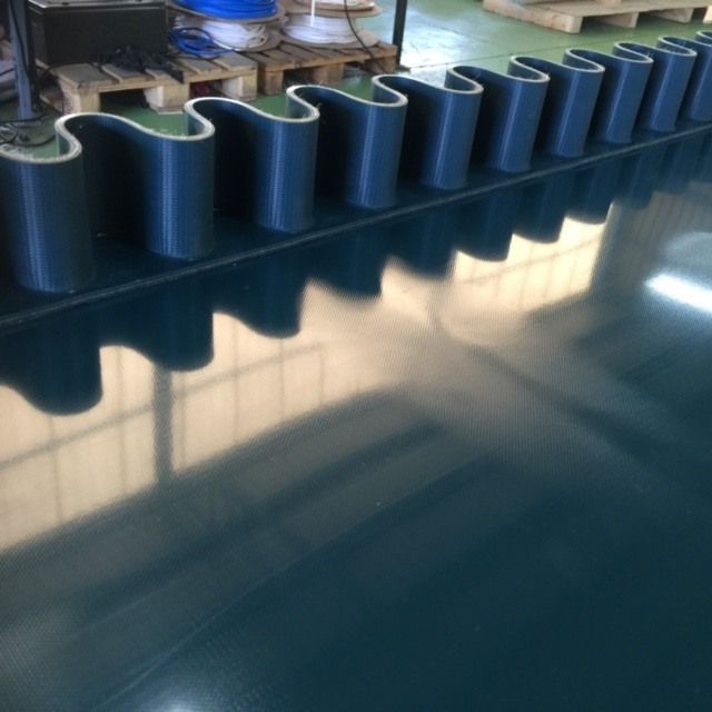 Una fila de tubos azules están alineados sobre una superficie brillante