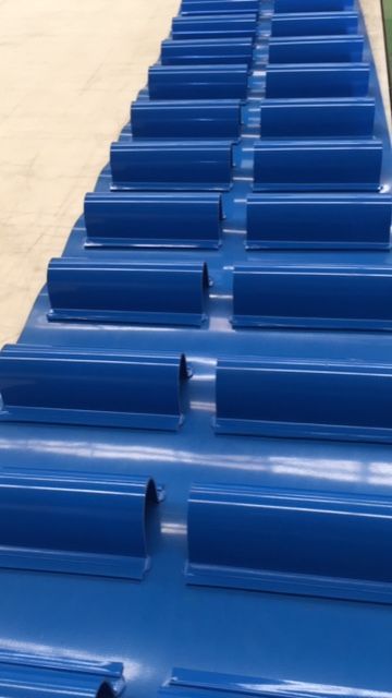 Una fila de tubos azules colocados uno encima del otro sobre una mesa.