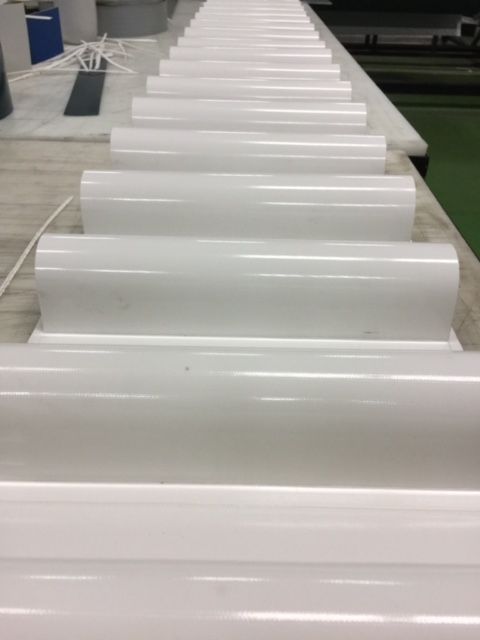 Una fila de tubos blancos colocados encima de una mesa.