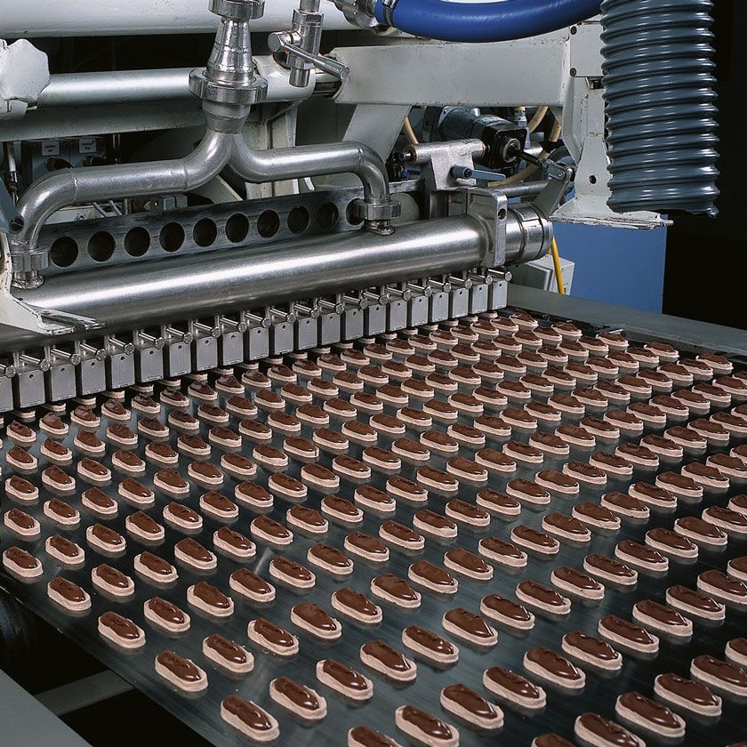 Una cinta transportadora llena de muchas galletas de chocolate