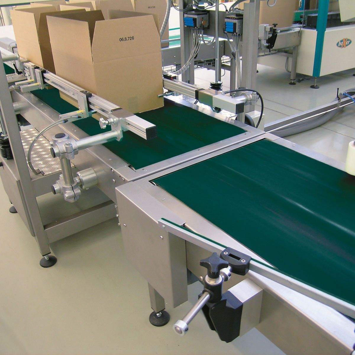 Una cinta transportadora con cajas que dicen aatl