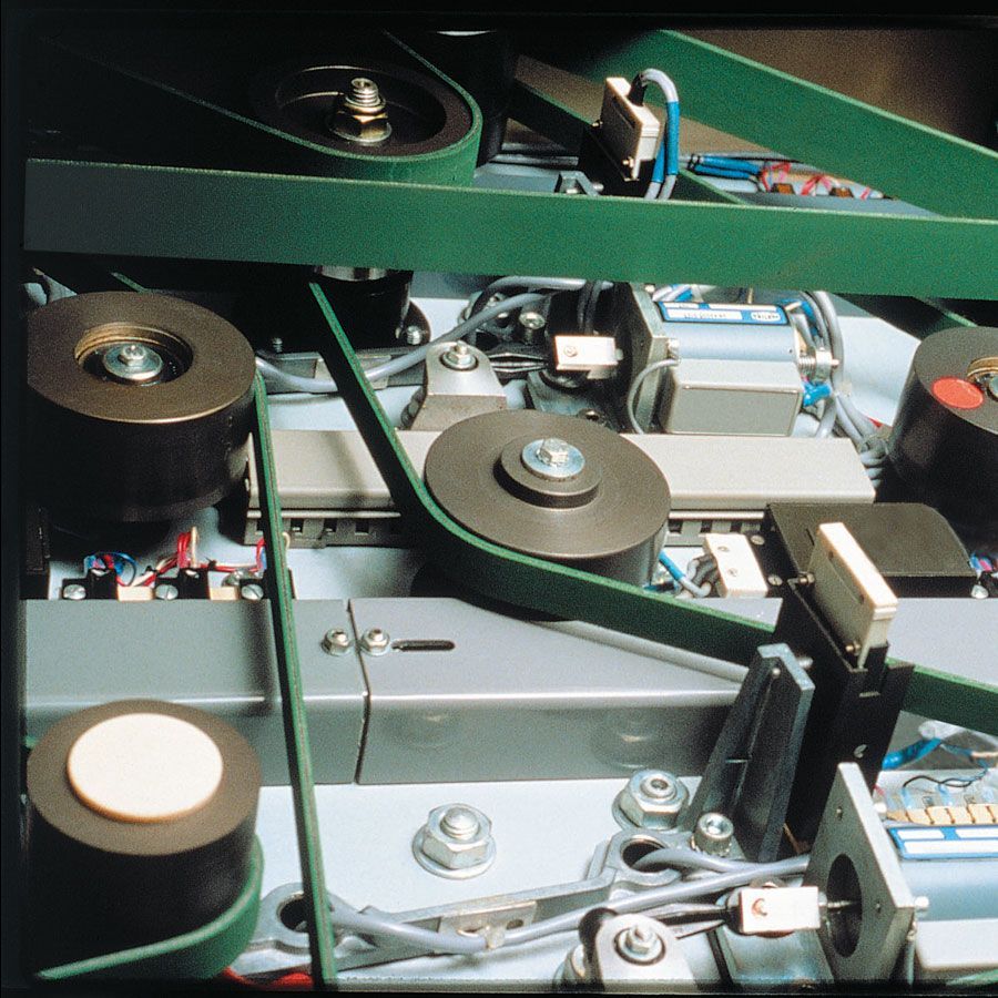 Un primer plano de una máquina con cinturones verdes.