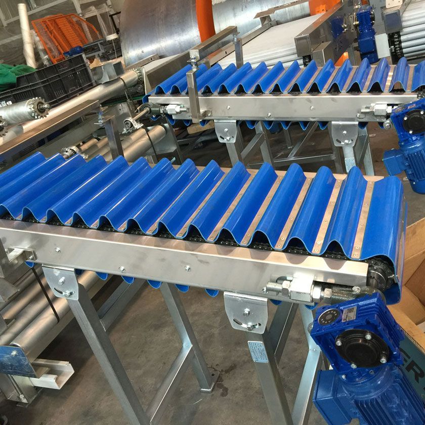 Una cinta transportadora hecha de metal corrugado azul