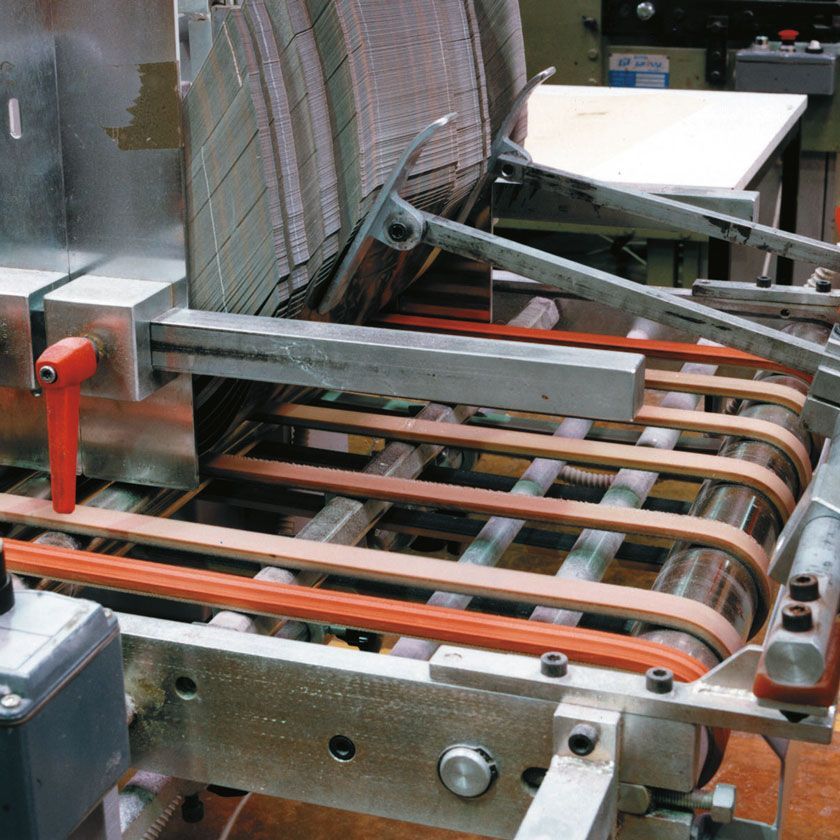 Una máquina que tiene un mango rojo