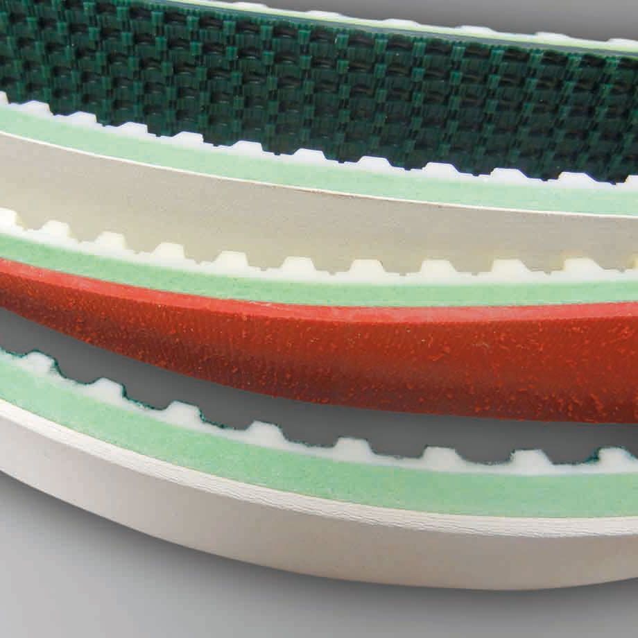 Un primer plano de tres cinturones de diferentes colores sobre una mesa.