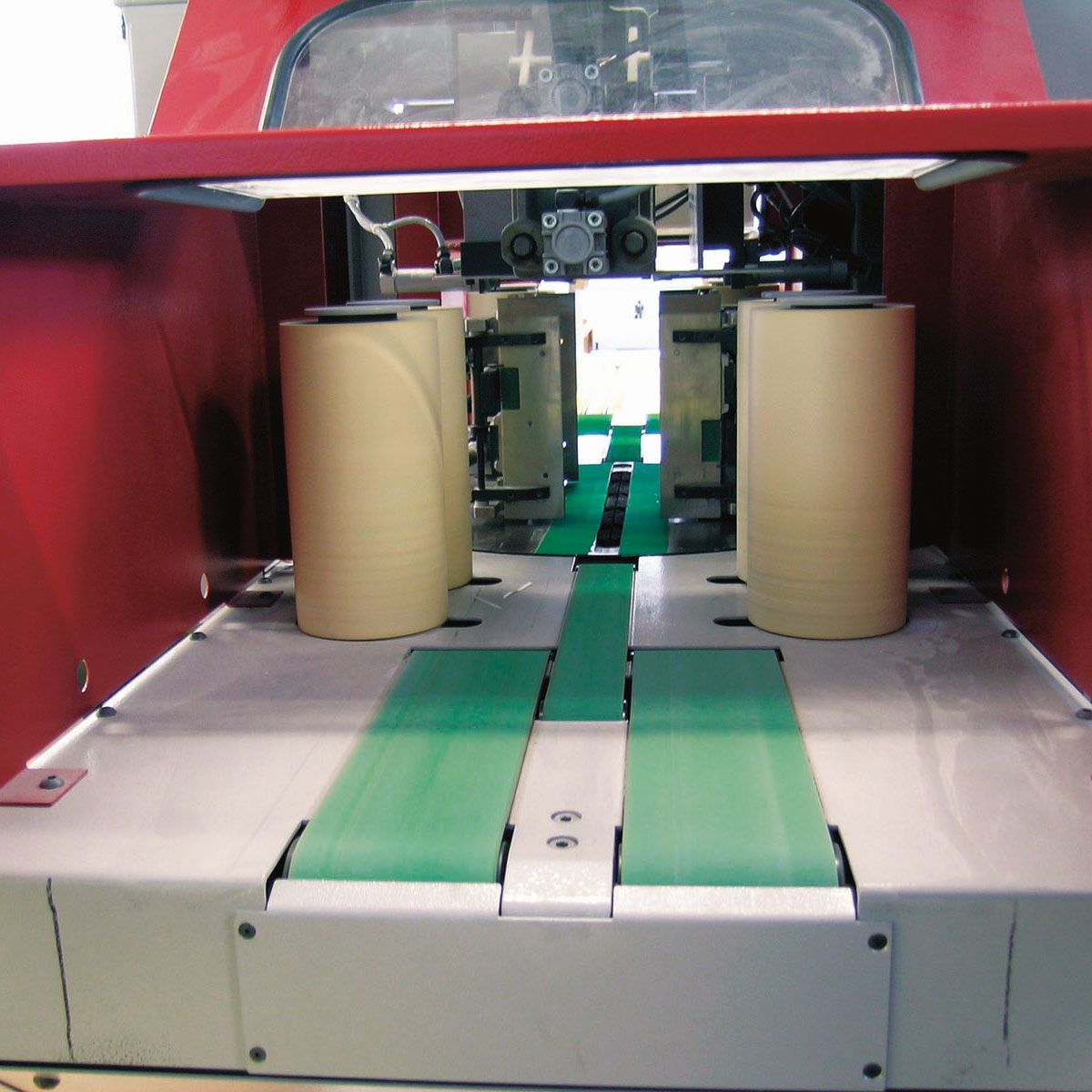 Una máquina con rollos de cinta y un cinturón verde