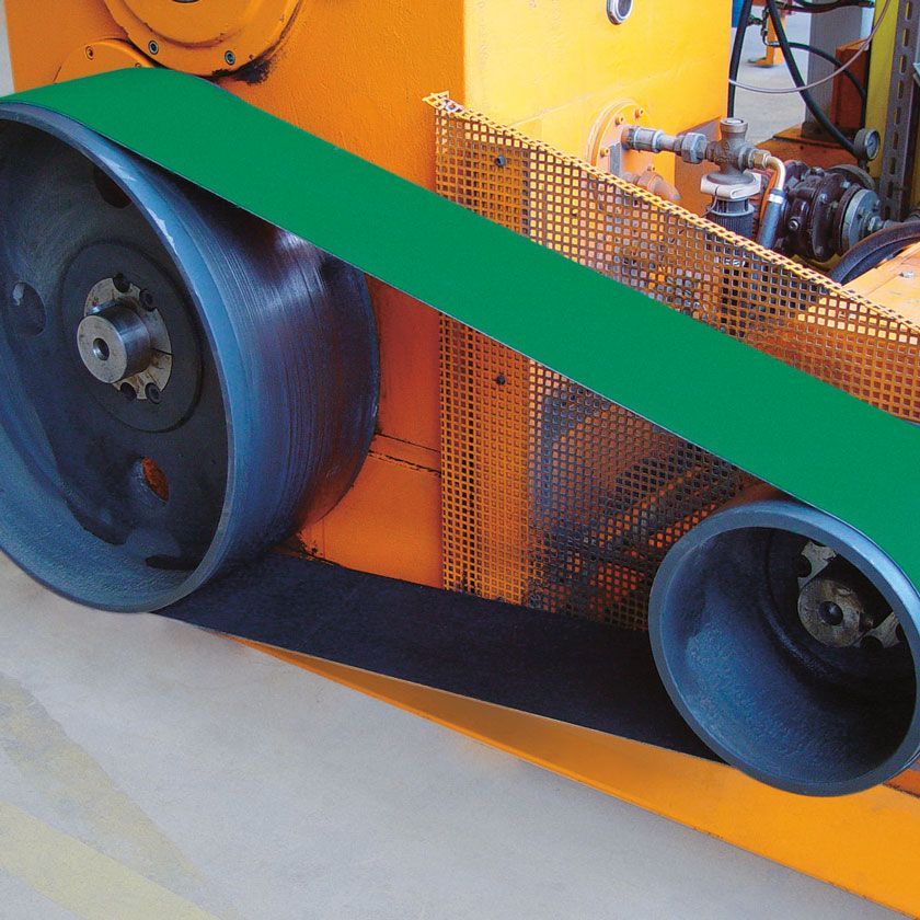 Una máquina amarilla con un cinturón verde alrededor