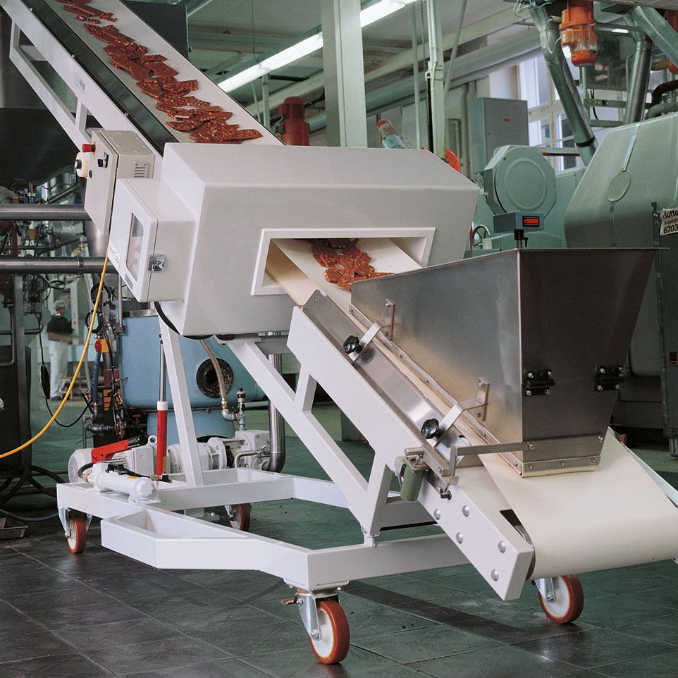 Una cinta transportadora con carne en una fábrica.