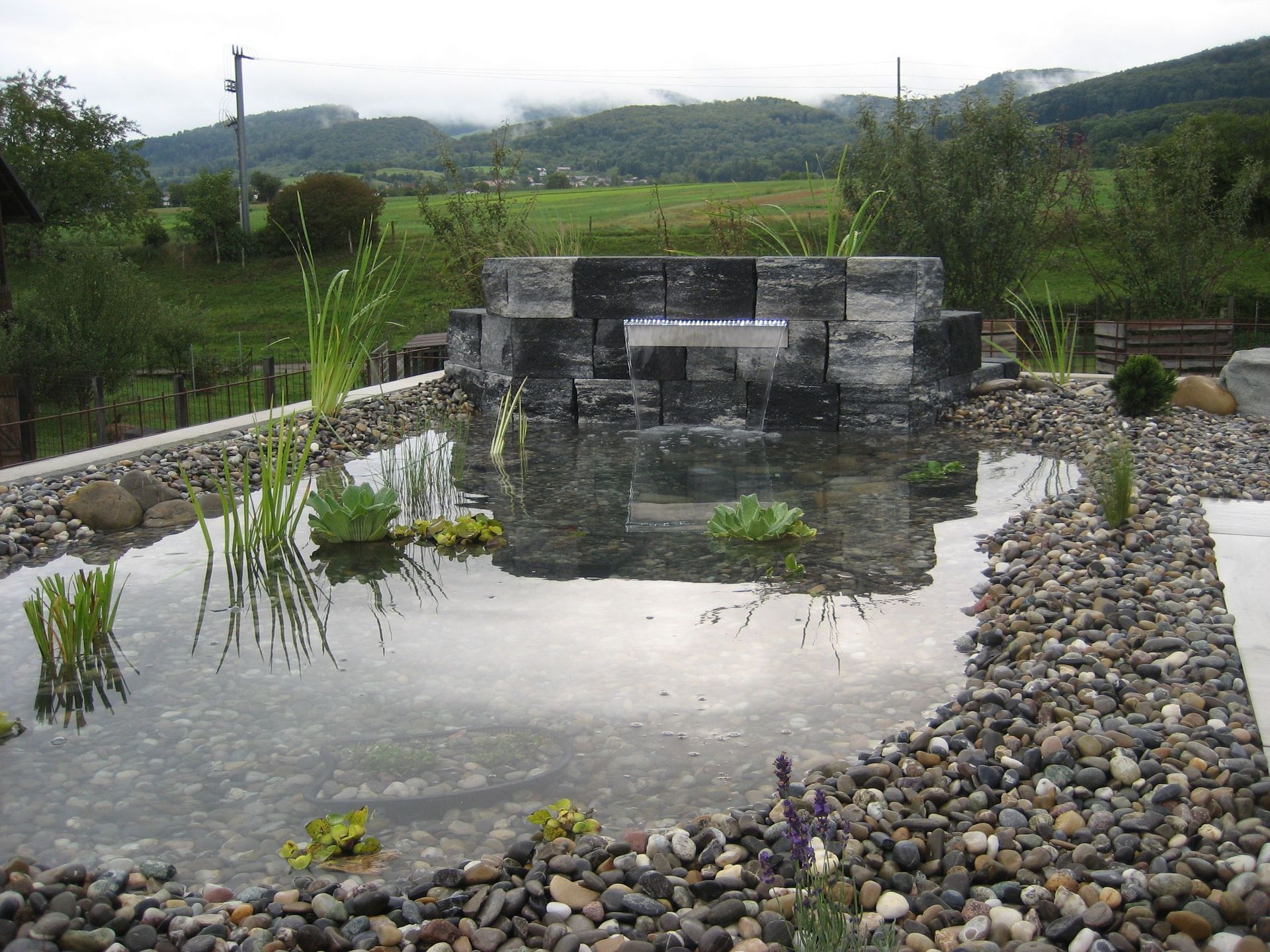 Etang et cascade lumineuse - Fabrice Rondez