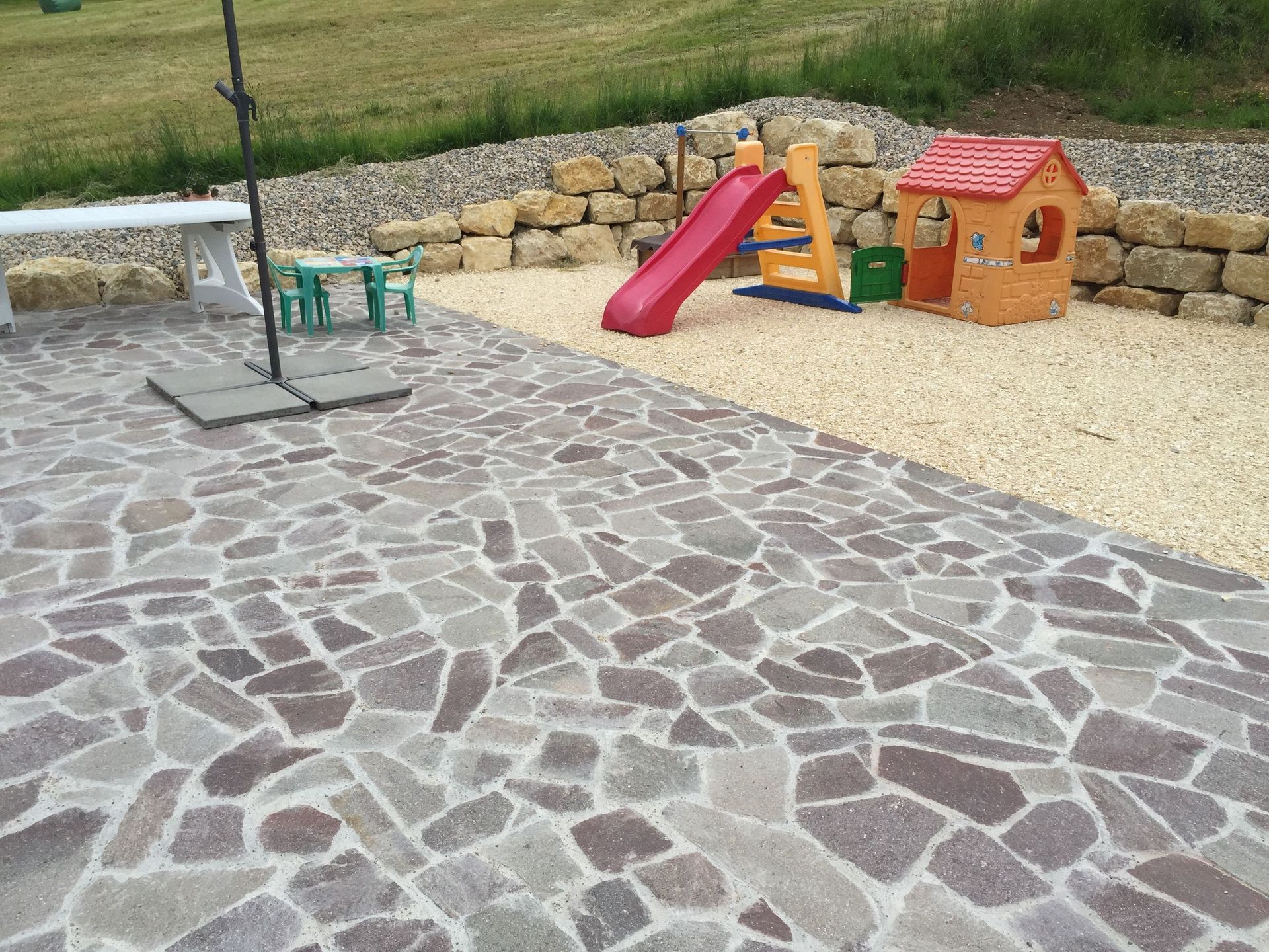 Dallage en pierre porphyre, mur en blocs calcaires - Fabrice Rondez