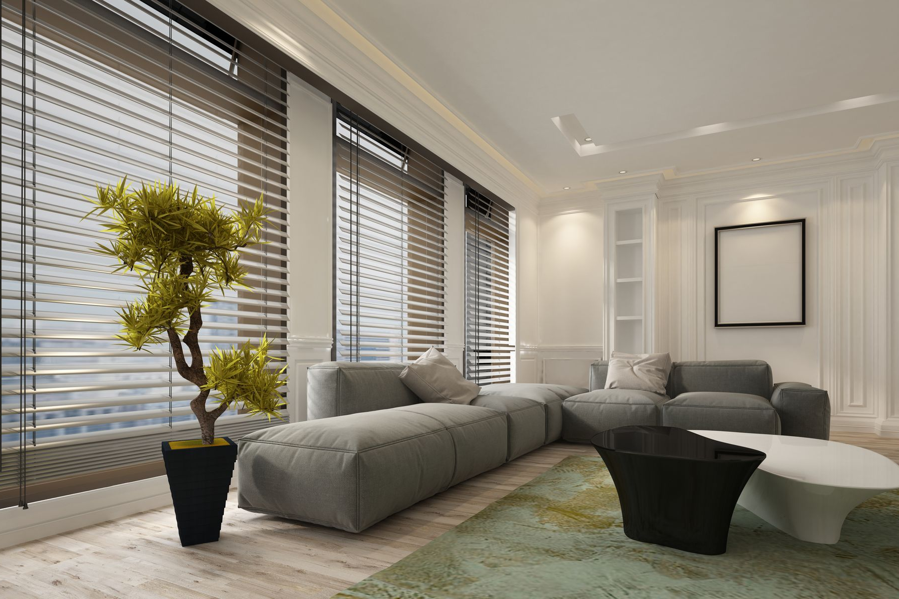 Salon moderne avec canapés gris, grandes fenêtres à stores et une plante en pot sur un tapis.