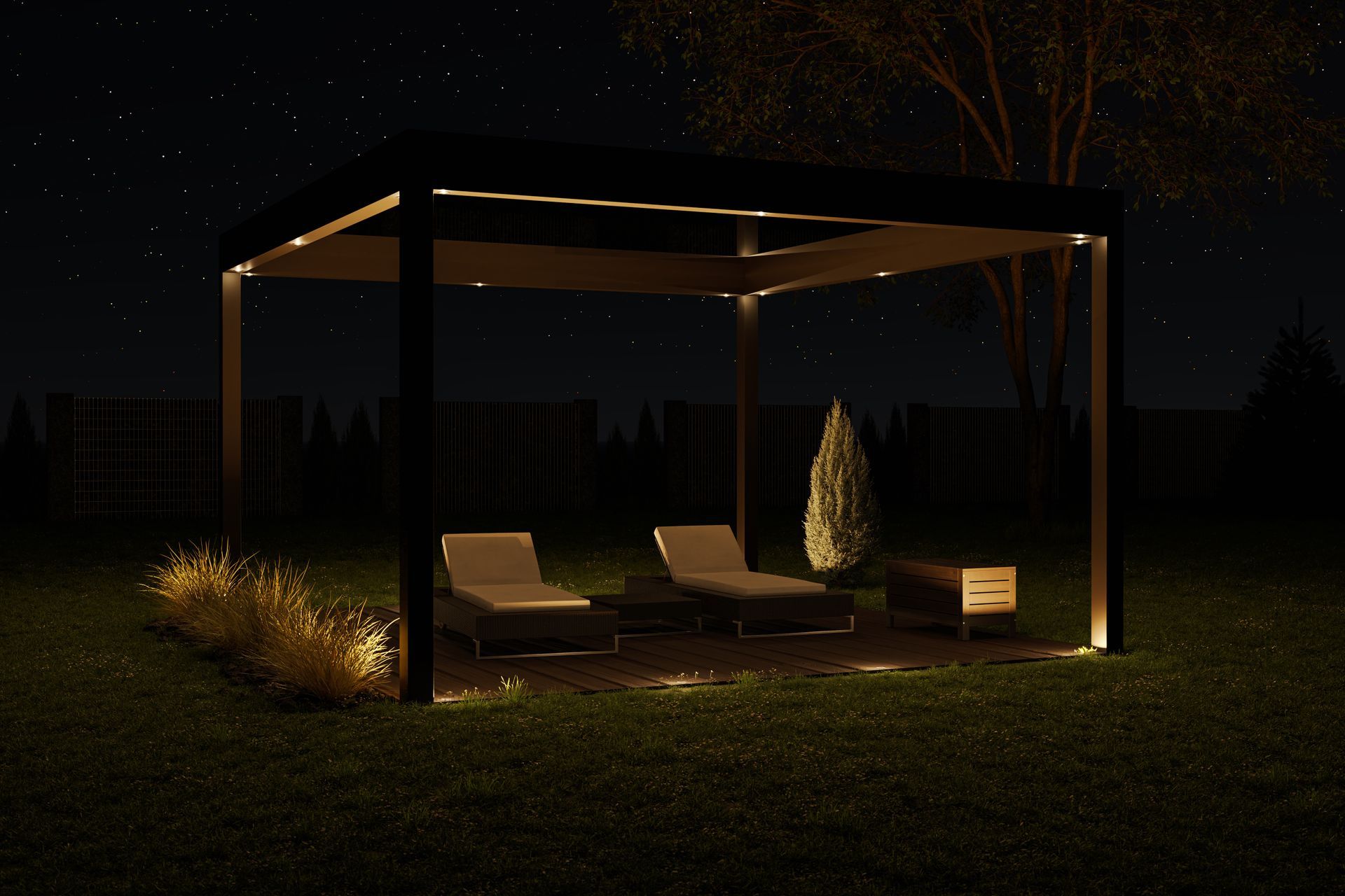 Pergola moderne sur un patio, la nuit, avec chaises longues, lumières chaudes et un petit arbre dans un jardin sombre.