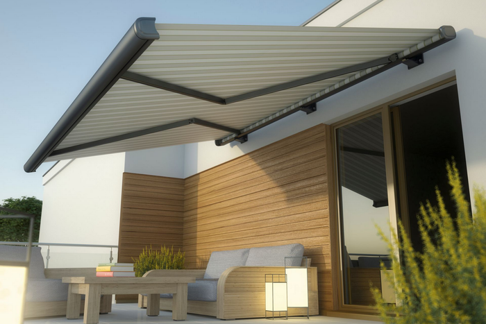 Terrasse avec auvent rétractable étendu au-dessus d'un coin salon extérieur jouxtant une maison moderne.