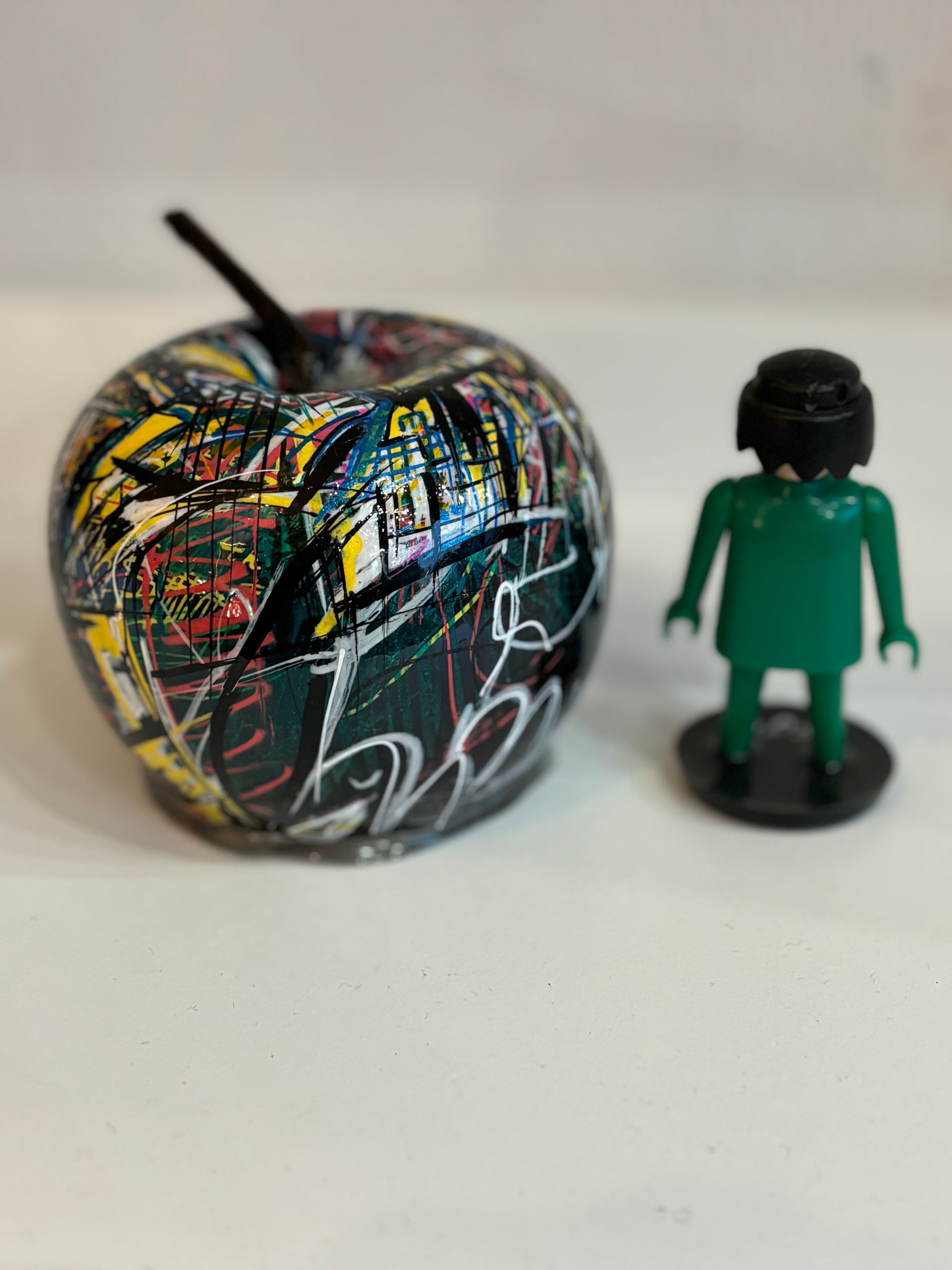 Une pomme avec un playmobil