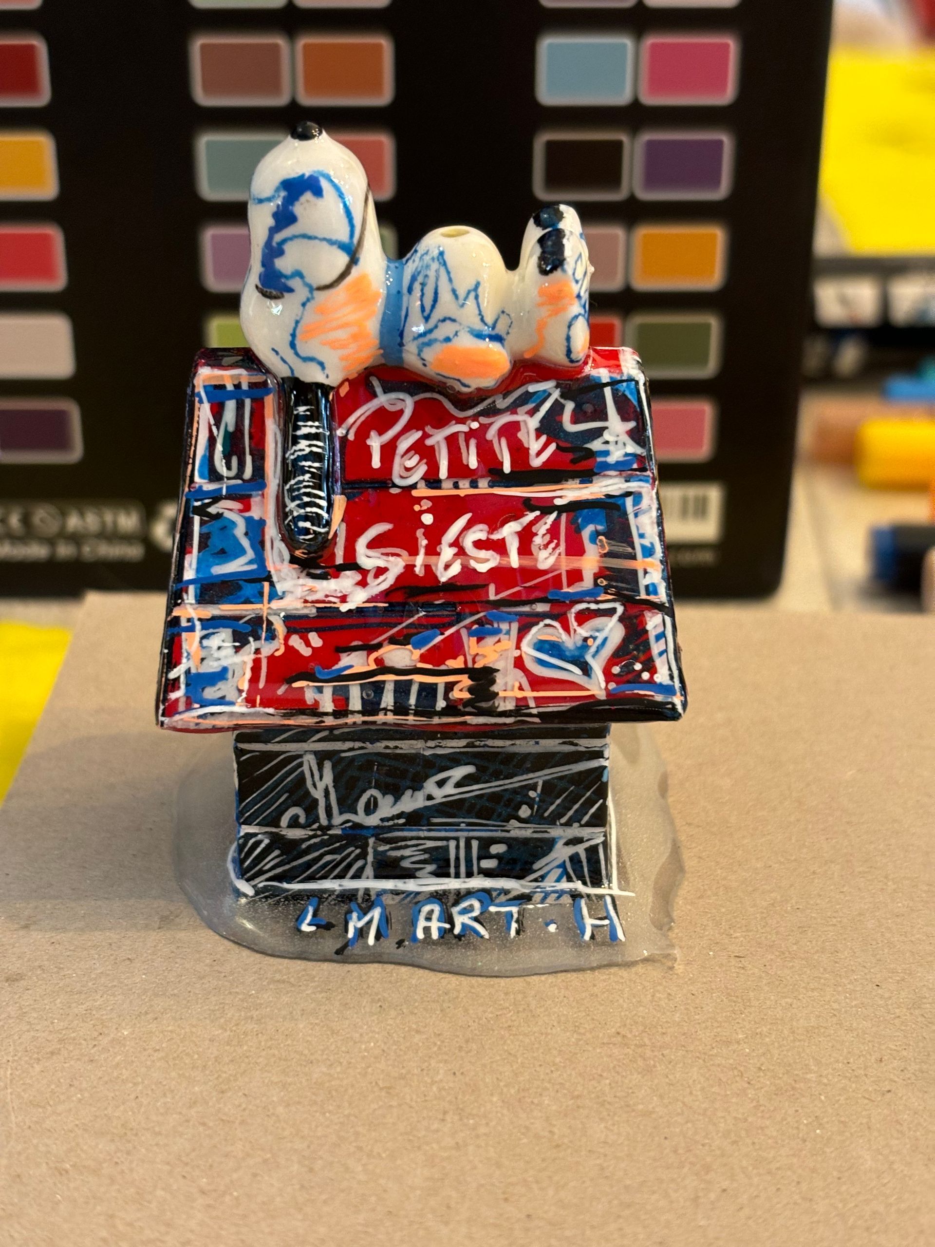 Une figurine de snoopy