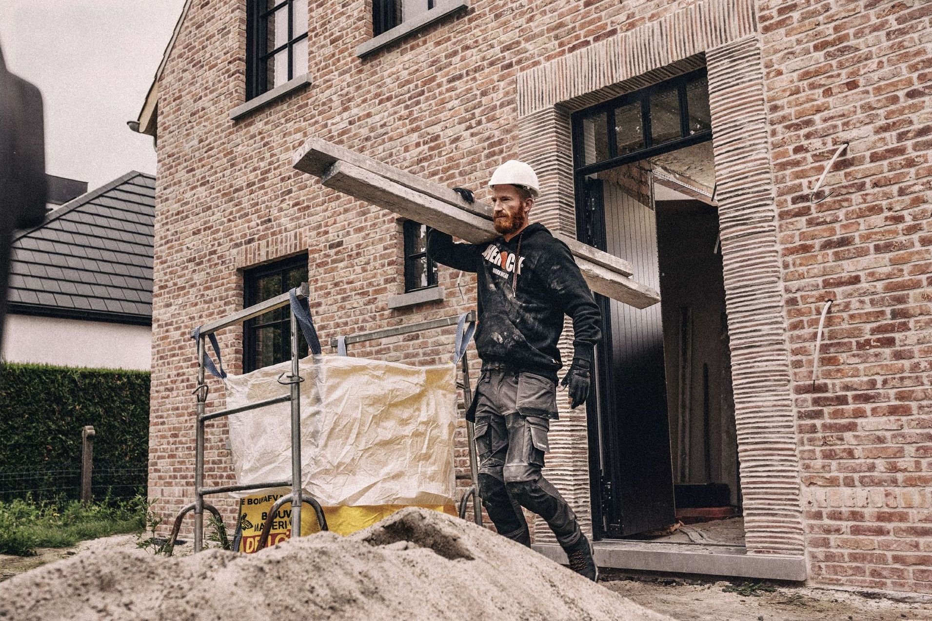 Ouvrier transportant des planches de bois