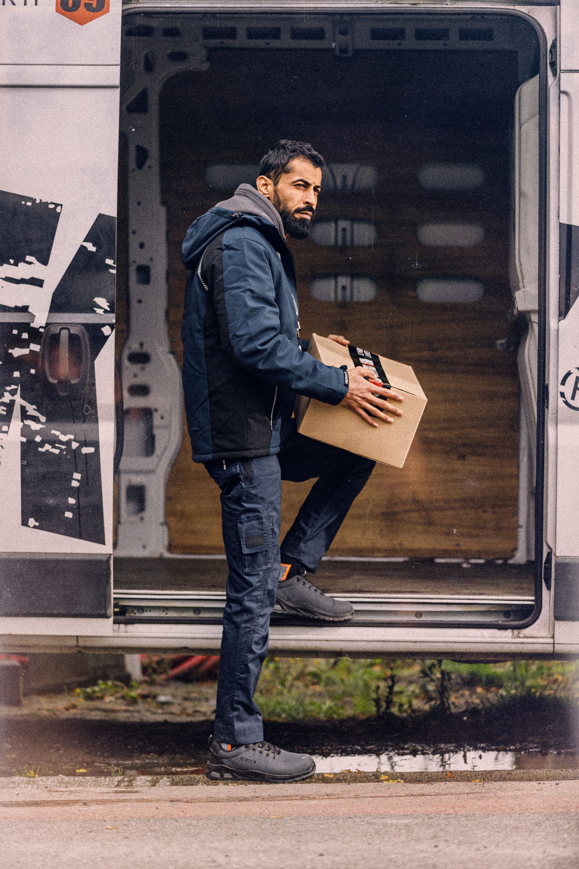 Transporteur portant un carton