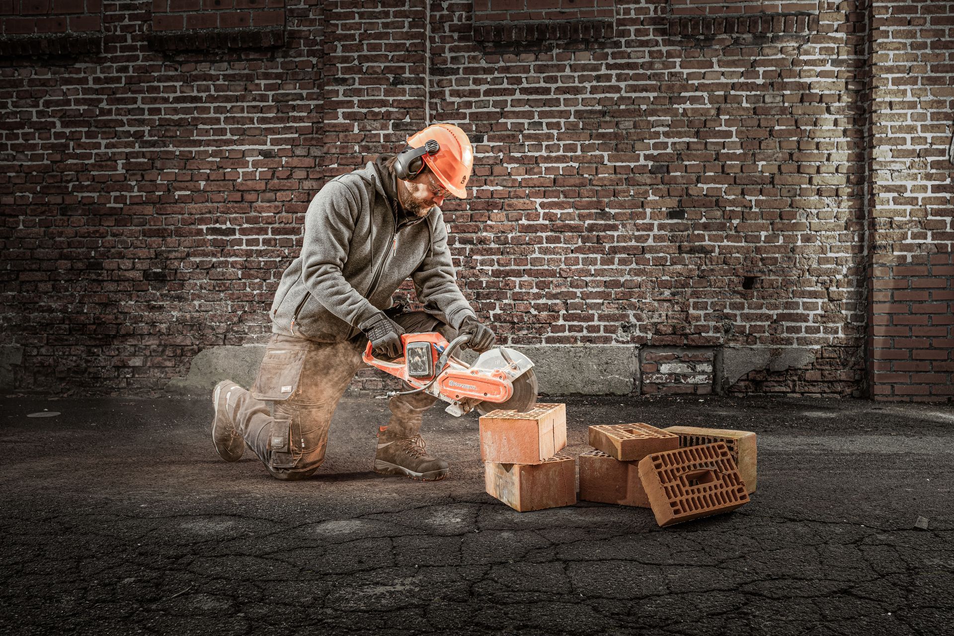 Ouvrier BTP qui scie des parpaings