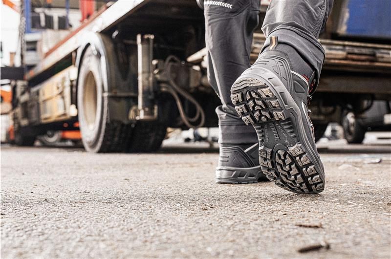 Jardinier avec un taille-haie