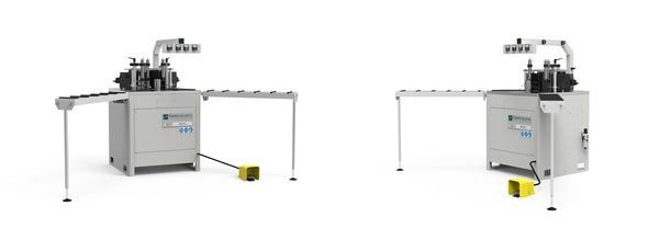 Deux machines industrielles côte à côte, avec des tuyauteries aériennes et une pédale jaune sur fond blanc