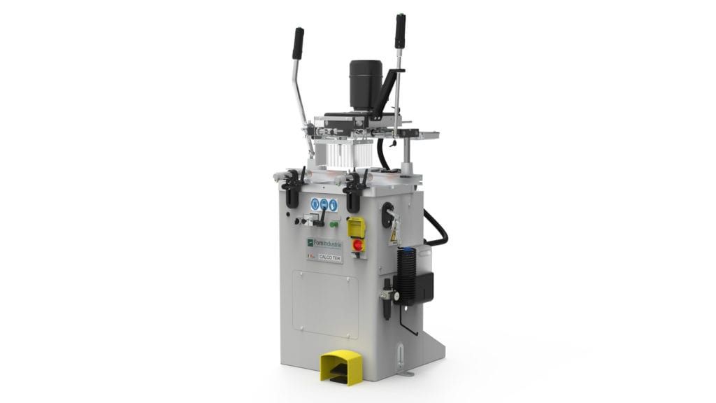 Machine industrielle grise avec tuyaux et commandes, isolée sur fond blanc