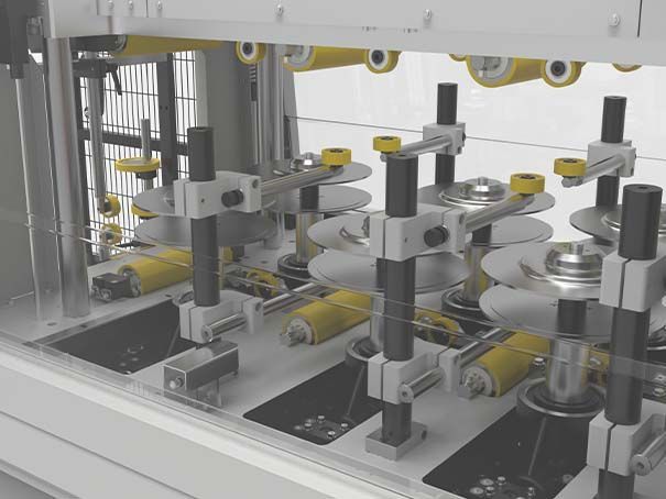Machine d'usine automatisée avec rouleaux jaunes, pièces métalliques et composants circulaires blancs sur une chaîne de montage