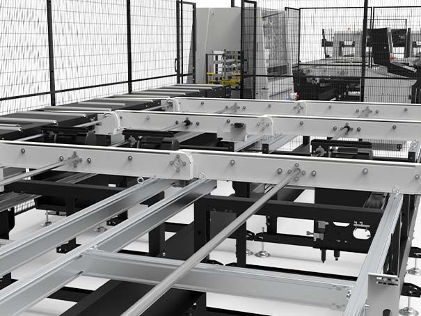 Ligne de montage industrielle avec châssis métalliques et machines dans un environnement d'usine clôturé