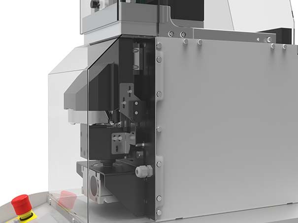 Machine industrielle avec bouton d'arrêt d'urgence rouge et capot de protection transparent