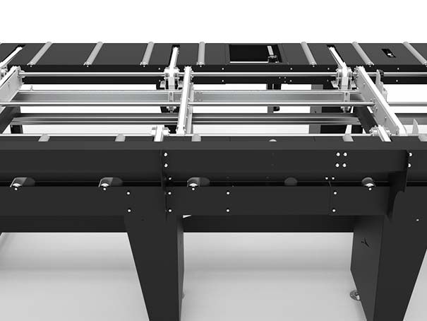 Convoyeur industriel ou machine d'assemblage noir et argent avec châssis et rouleaux métalliques sur fond blanc