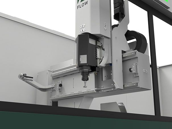 Machine CNC industrielle découpant un panneau métallique dans un atelier