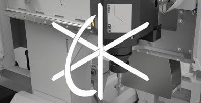 Intérieur gris d'une machine industrielle avec des tiges métalliques, des panneaux et un symbole circulaire blanc superposé au centre