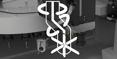 Logo monogramme blanc sur une machine industrielle grise (gros plan).