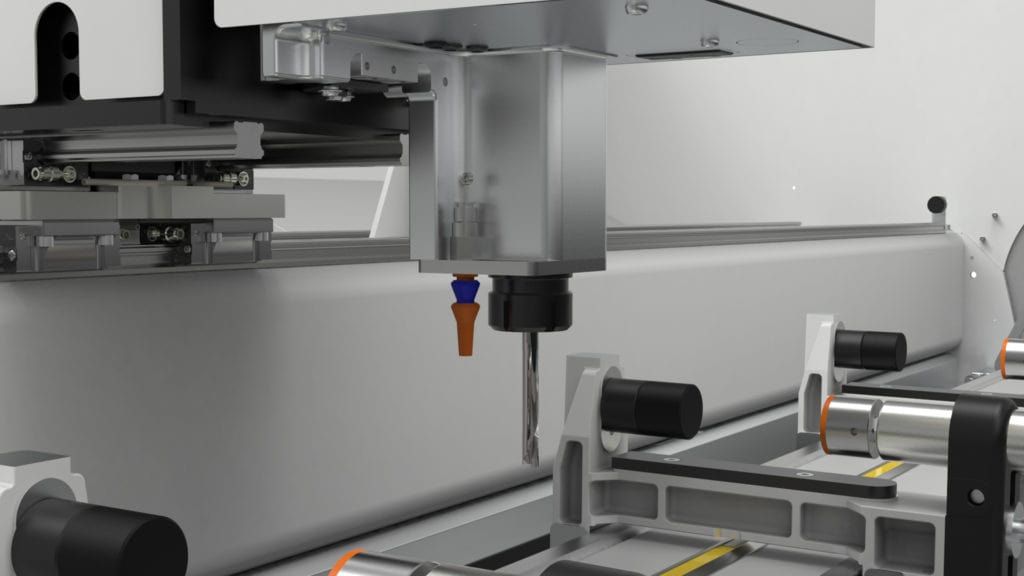 Bras de machine industrielle au-dessus d'une ligne de production grise, avec un petit outil bleu-orange suspendu en dessous