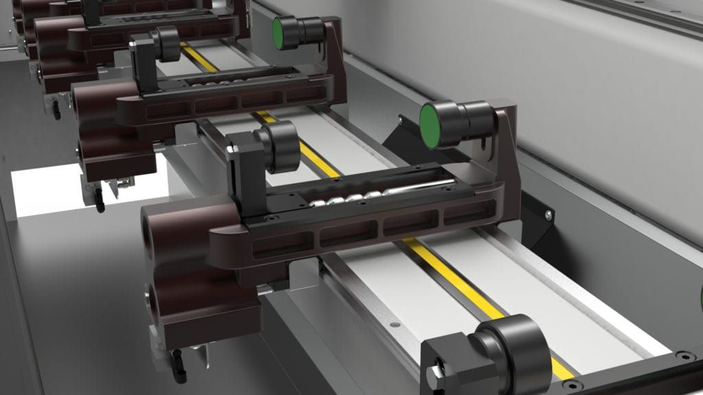 Machine industrielle équipée de plusieurs pinces maintenant des panneaux blancs sur une ligne de production, avec des bandes de guidage jaunes.