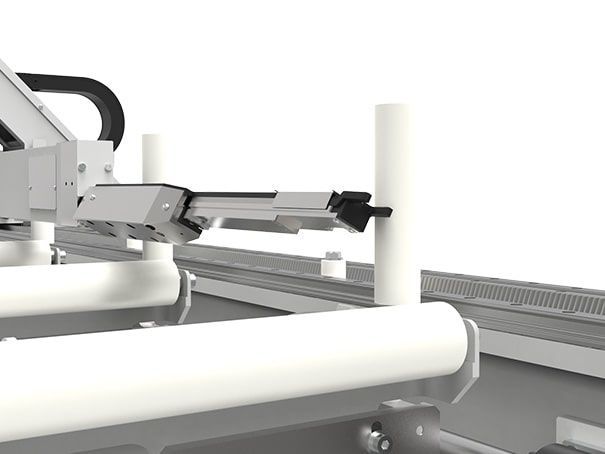 Bras robotisé industriel fonctionnant sur une chaîne de convoyage dans un environnement d'usine