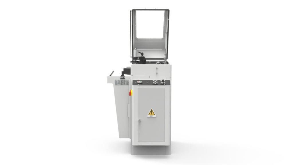 Machine industrielle en acier inoxydable avec couvercle supérieur ouvert et panneau de commande sur fond blanc