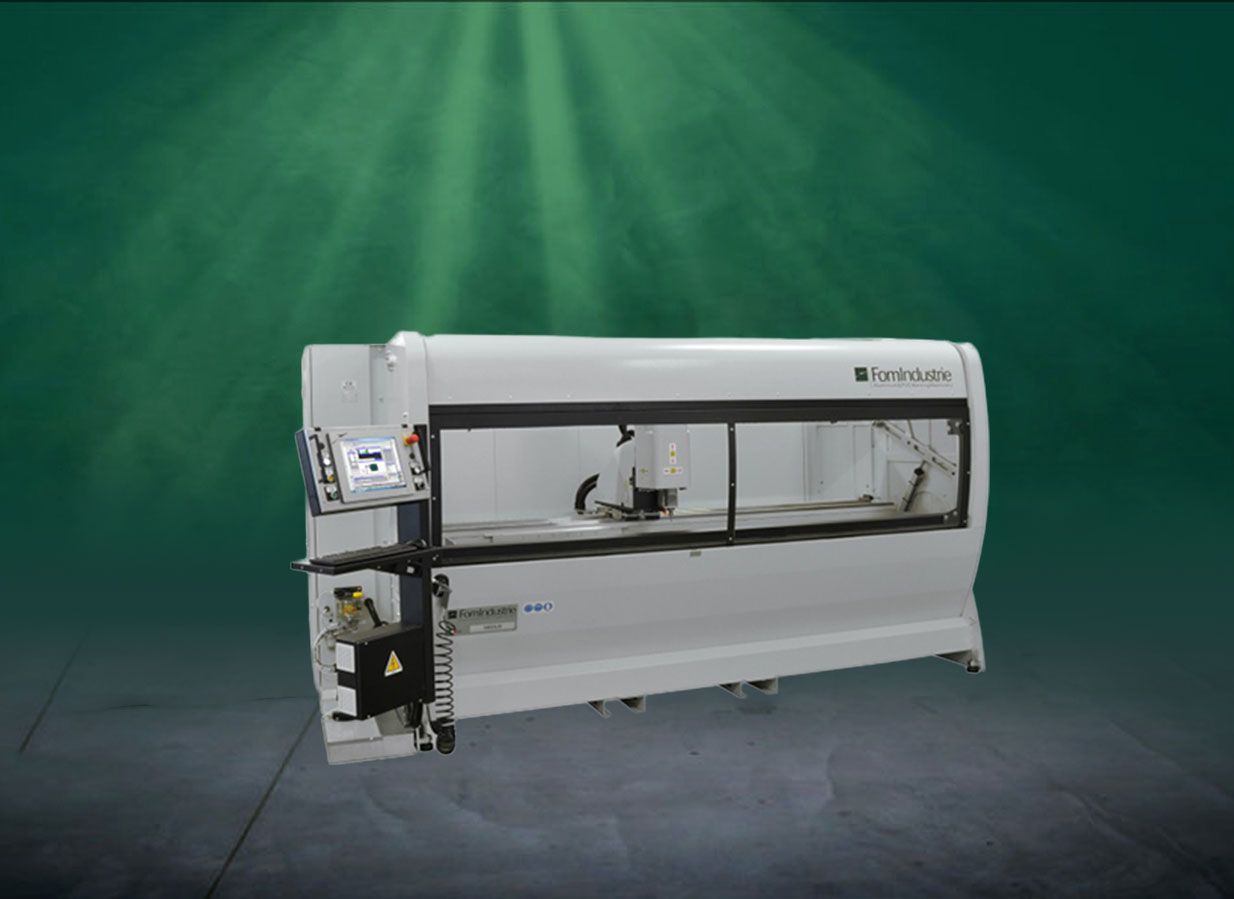 Grande machine industrielle blanche avec panneaux latéraux transparents sur fond vert studio
