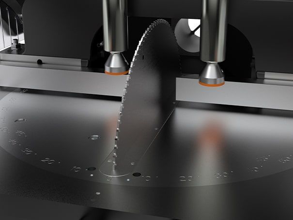 Scie industrielle coupant un disque métallique circulaire sur une table de machine