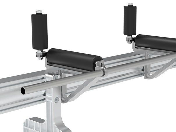 Appareil de musculation en métal avec rouleaux noirs et rails argentés, présenté sur fond blanc.
